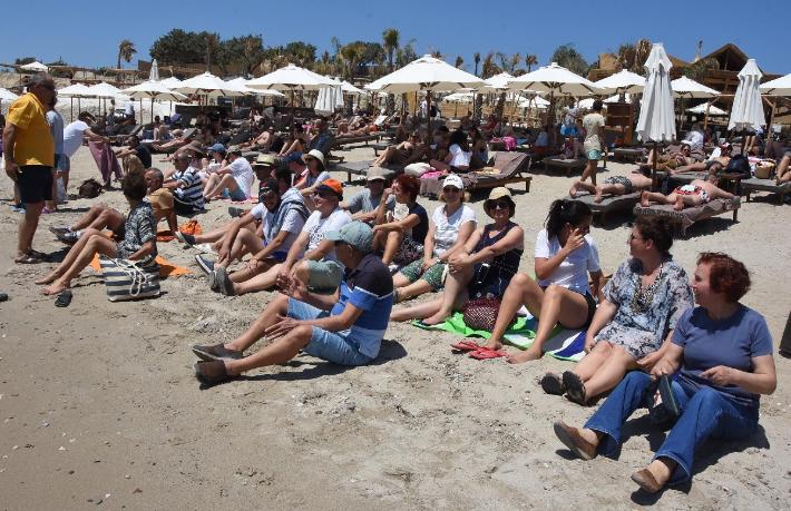 Çeşme’de halk plajı işgaline son