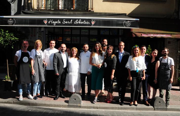 Ünlü şefler evsizler için yemek pişirdi