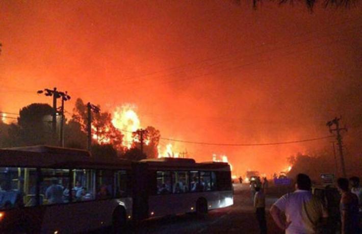 İzmir'de yangın... Oteller tahliye ediliyor...