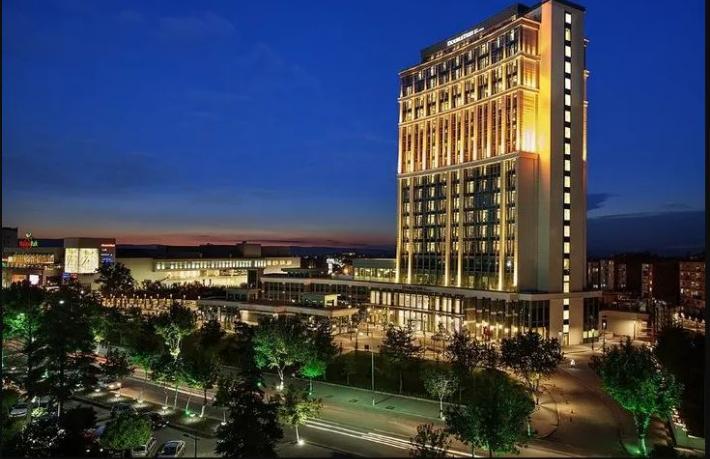 'Hilton bekleneni veremedi' deyip, yolları ayırdılar