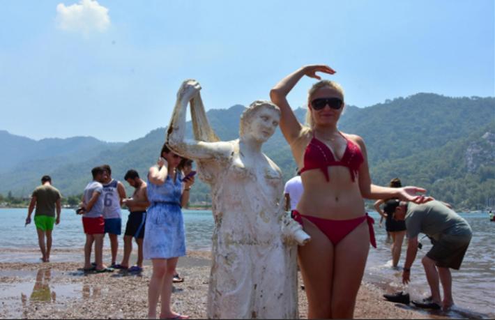 Dünyaca ünlü Prenses heykeline çirkin saldırı