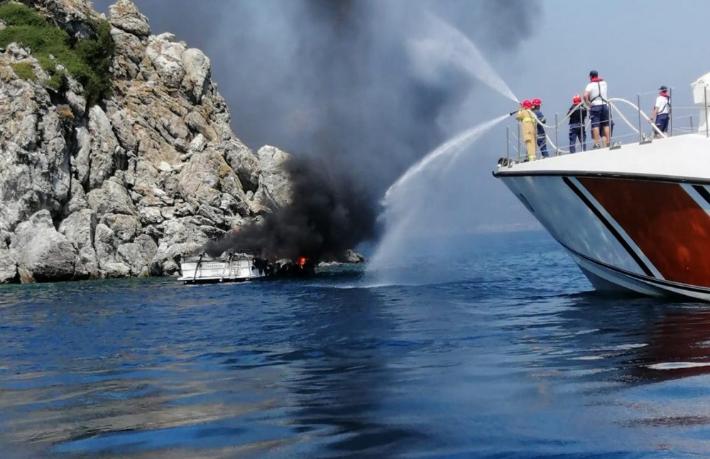 Marmaris'te yanan tekneden 3 kişi kurtarıldı