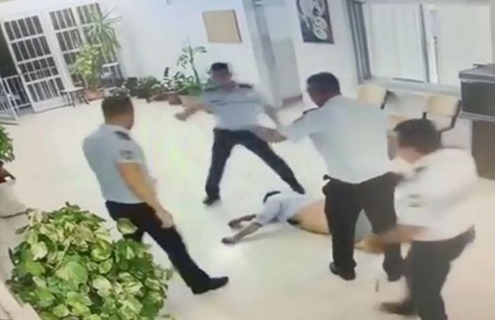 Alkollü turisti darp eden polis, meslekten ihraç edildi