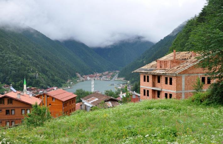 Her tarafı otel olan Uzungöl'de halk isyanları oynuyor