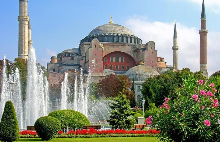 Ayasofya’ya tarihin yükü ağır geldi