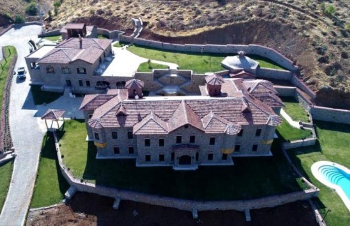 Köyüne saray gibi otel yaptı