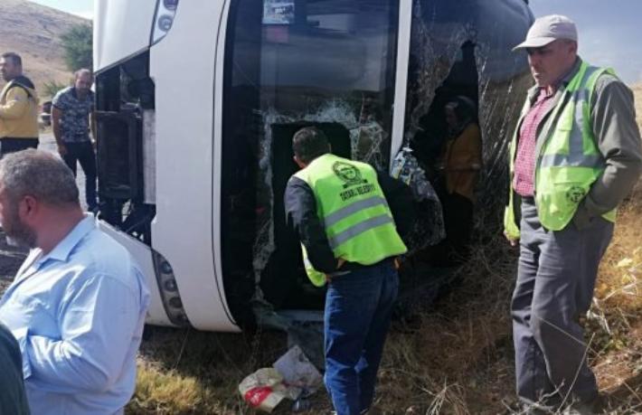 Afyonkarahisar'da turist otobüsü devrildi: 1 ölü, 30 yaralı