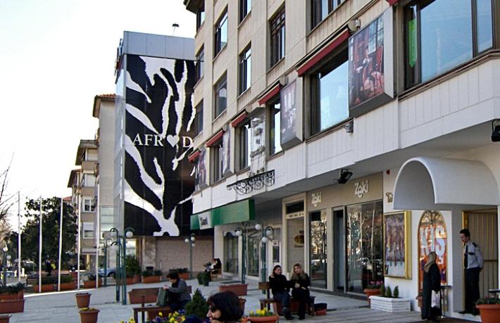 Ünlü cadde otel istiyor