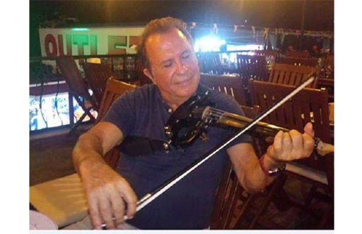 Kendi otelinde animatörlük yapıyor