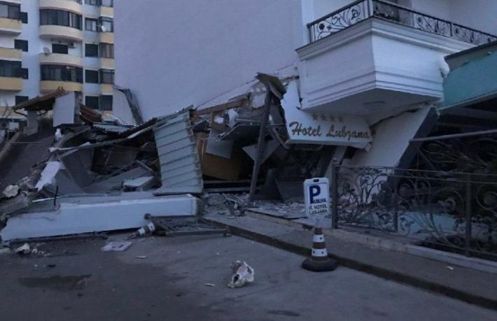 Depremde Türkler'in kaldığı otel çöktü