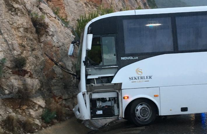 Antalya’da servis aracı kazası