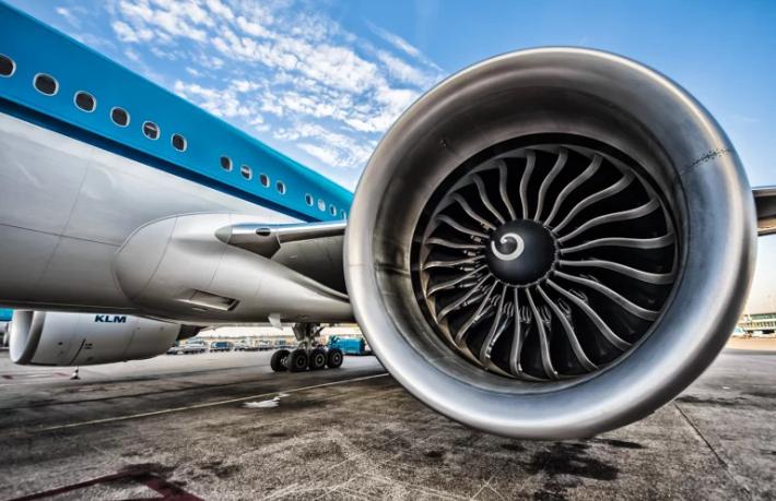 Uçağın motoruna şans parası atan yolcuya ceza