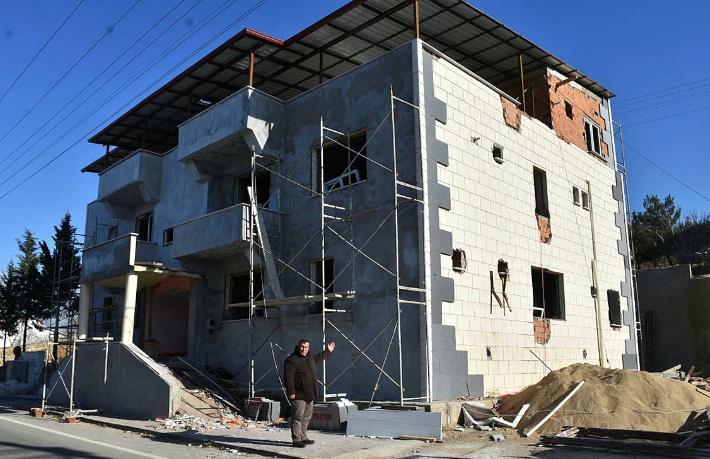 Sit alanının kumlarıyla otel yaptı