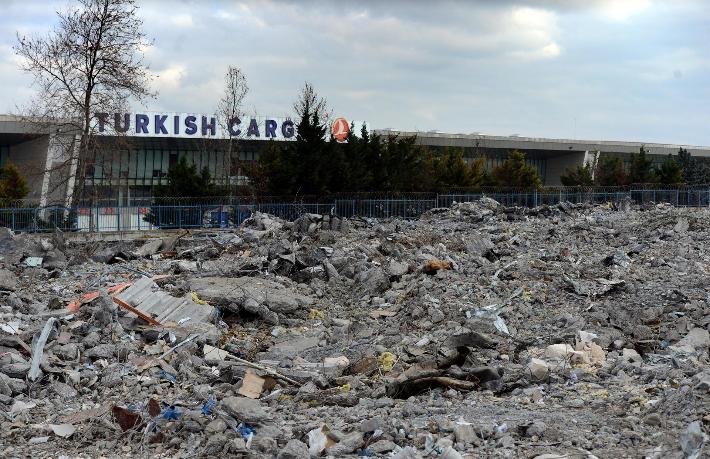 Atatürk Havalimanı kargo bölümü tamamen yıkıldı