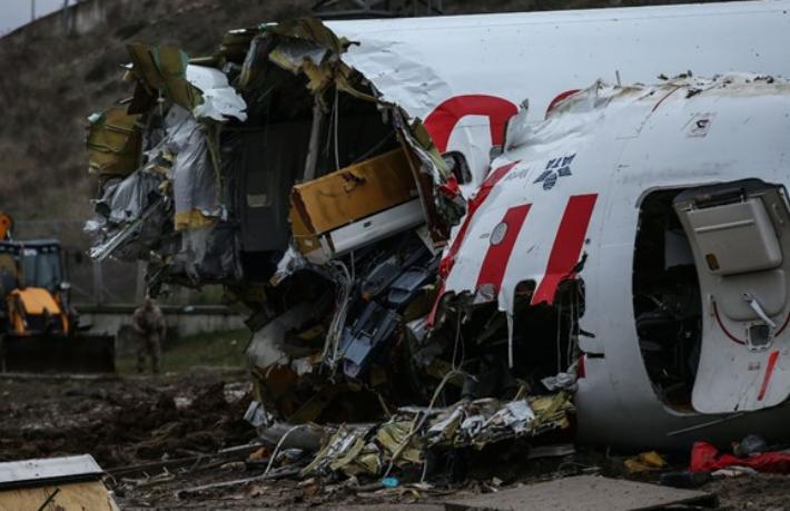 Yardımcı pilot 'Pas'ı kuleye attı