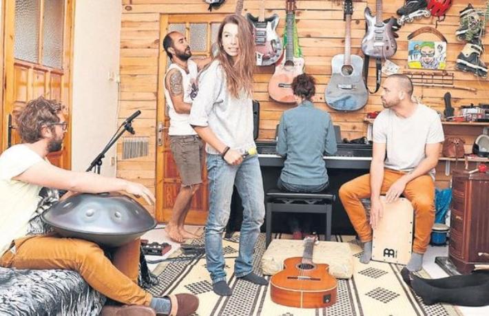 Otel bulamayan turistler eve sığındı