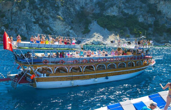 Turistik tekneler virüsün bitmesini bekliyor