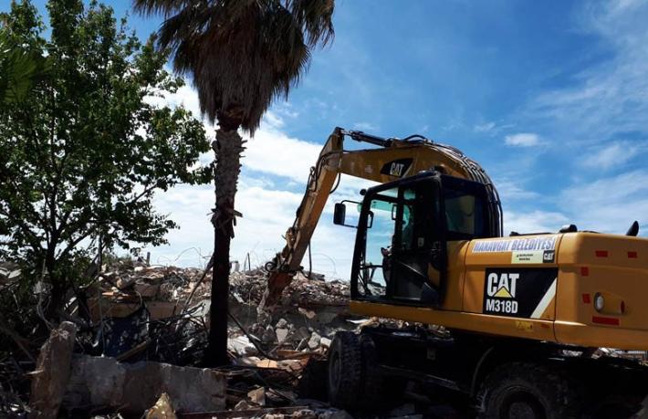 Side'de kaçak otel yıkıldı