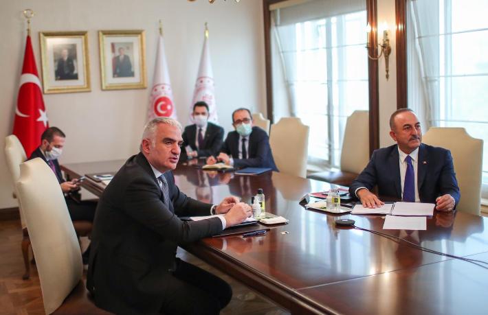 Bakan Ersoy’dan AKP’li Başkana: Otellerden rüşvet alıyorsun