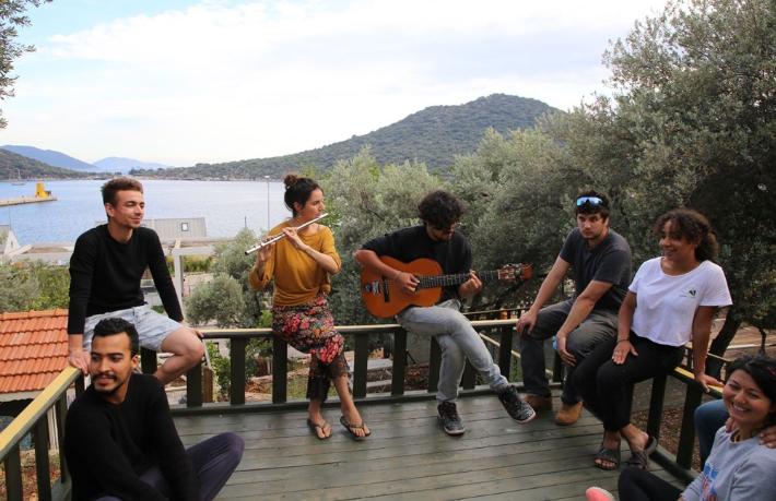 Mahsur kalan turistler, turizm merkezinde hem çalışıp hem tatil yapıyorlar