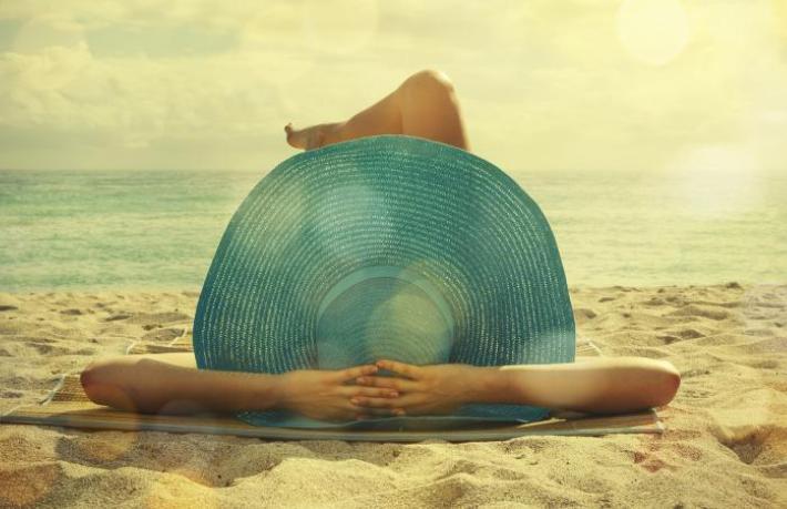 Plajda maskeli güneşlenme dönemi