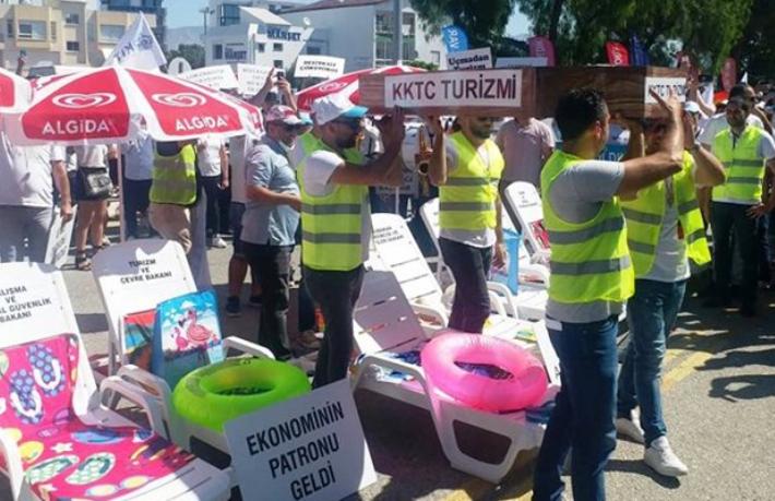 Turizmcilerden tabutlu, şezlonglu eylem