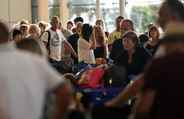 Rus turist Türkiye'den haber bekliyor