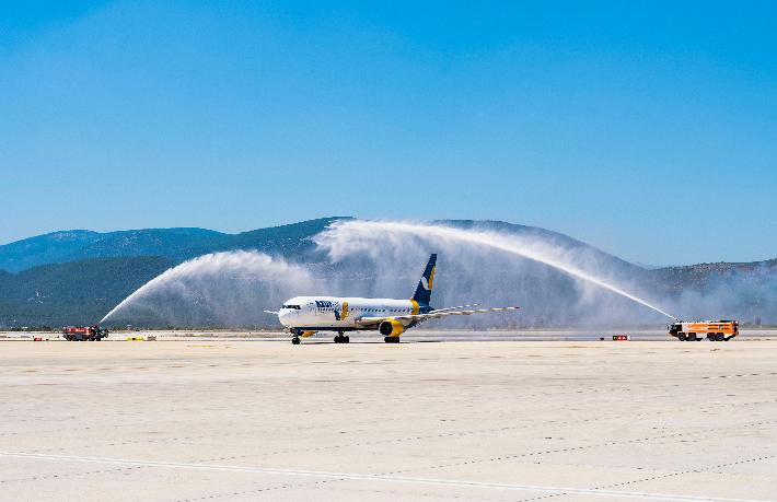 Azur Air ilk seferinde 330 yolcu getirdi