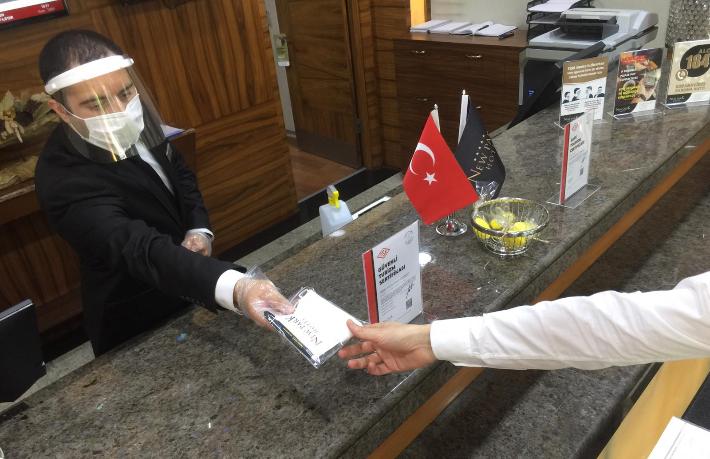 Otelin mühürlü kapılarını misafirler açıyor