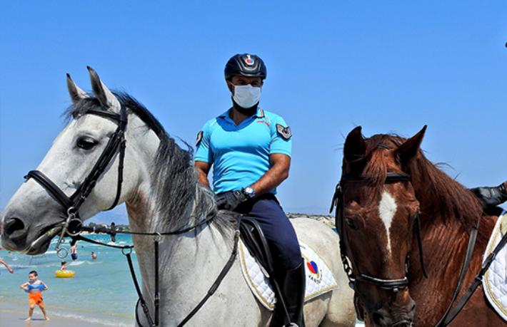 Çeşme'de turistler Atlı Jandarma Timi'ne emanet