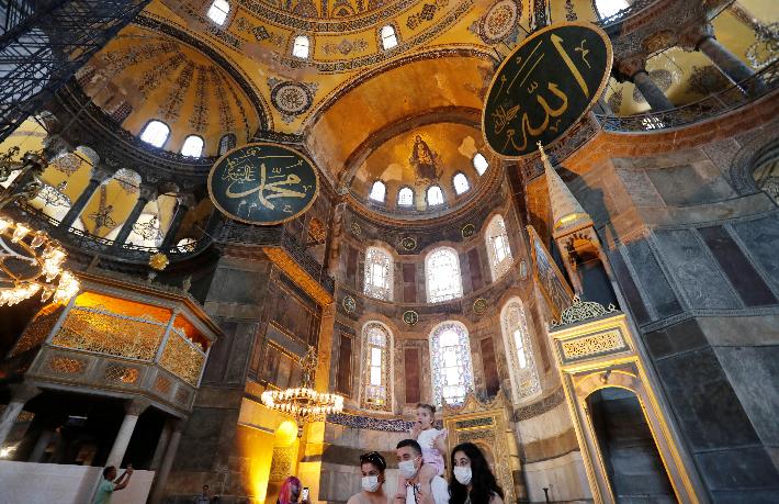 Ayasofya Notre Dame'ı örnek alacak