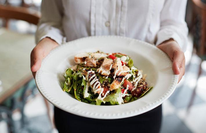 Otel müşterisini taciz eden garson tazminatsız kovuldu