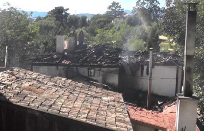 200 yıllık otel alevlere teslim oldu