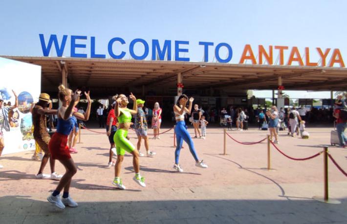 Bir günde 140 uçak 33 bin turist