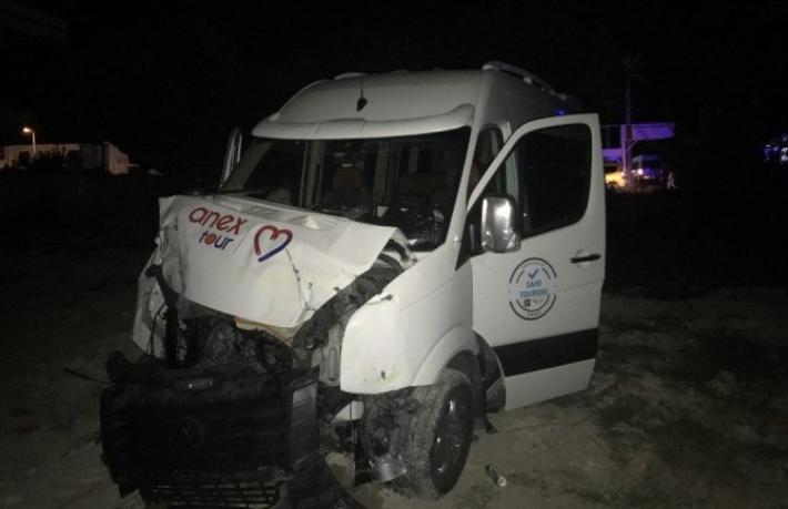Tur minibüsü kazası: 2 turist yaralı