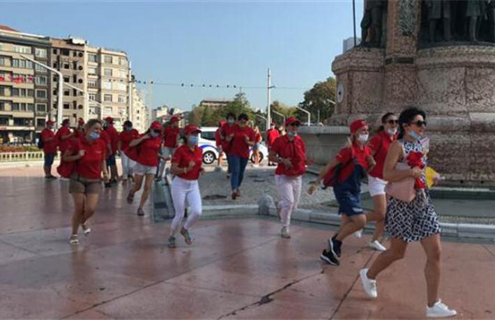 100 kişilik Ukraynalı turist grubu Taksim'i coşturdu