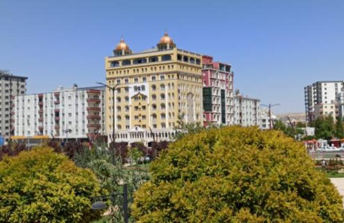 Vefa borcunu ödemek için memleketine 5 yıldızlı otel yaptırdı