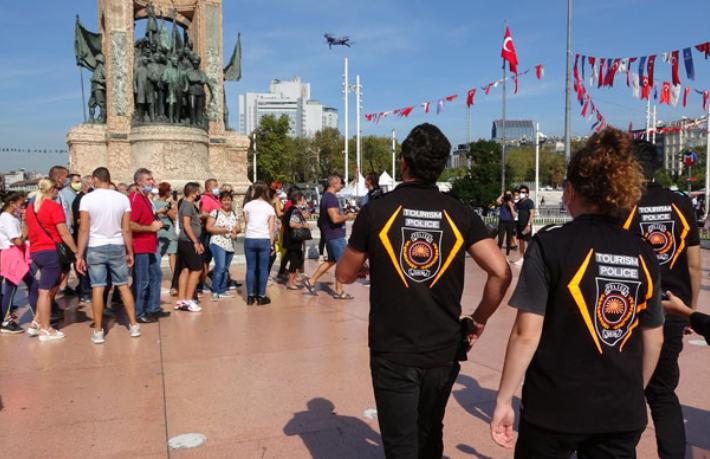 İstanbul’da turistlere maske ve sosyal mesafe denetimi