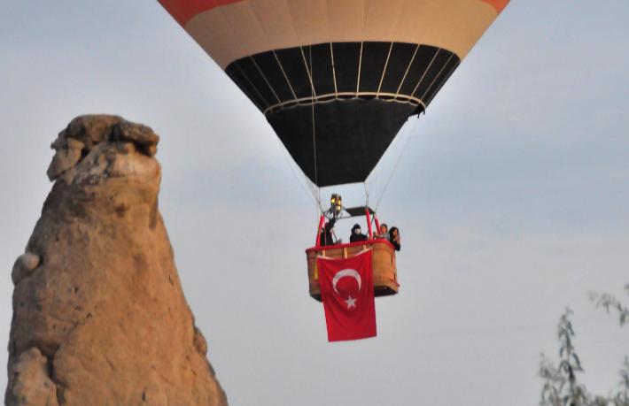 Kapadokya'da balonlar, Türk bayrakları ile havalandı