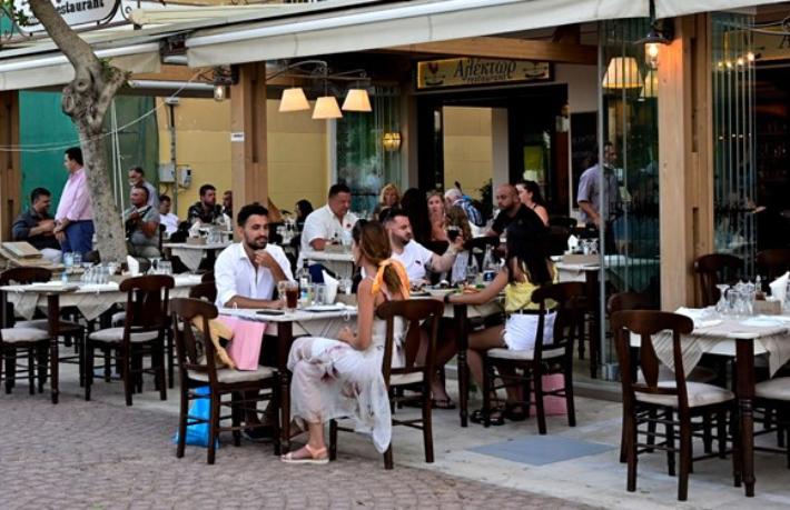 Yunanistan sosyal mekanları kapatıyor