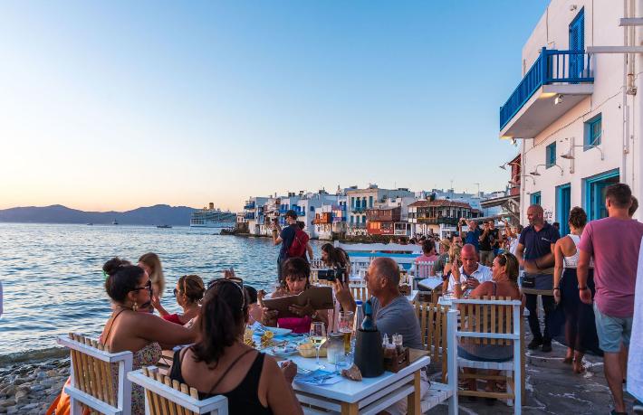 Yunanistan tüm ülkeyi karantinaya alıyor