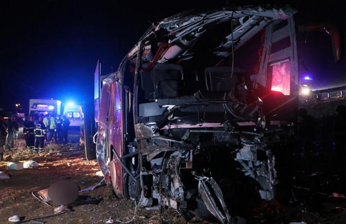 Turist otobüsü devrildi: 29 yaralı