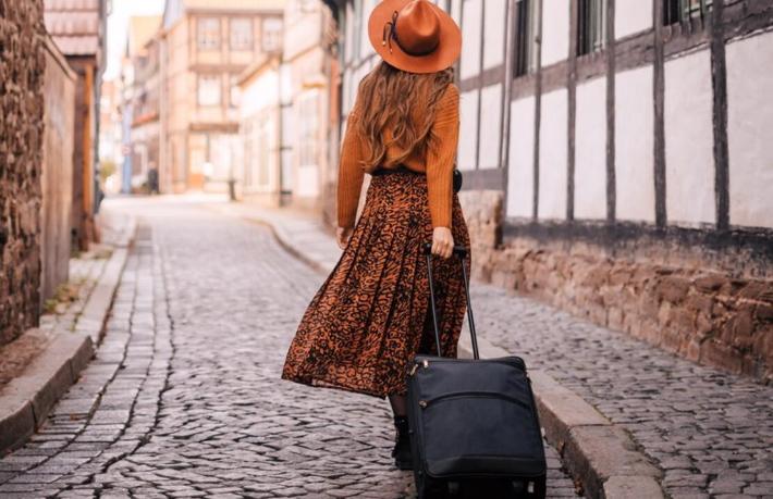 Sokağa çıkmak yasak, seyahat serbest