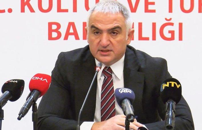 Bakan Ersoy: Sanatçılara 1000’er lira para verilecek