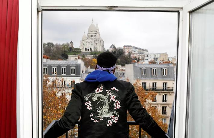 Paris’te lüks otel kapılarını evsizlere açtı