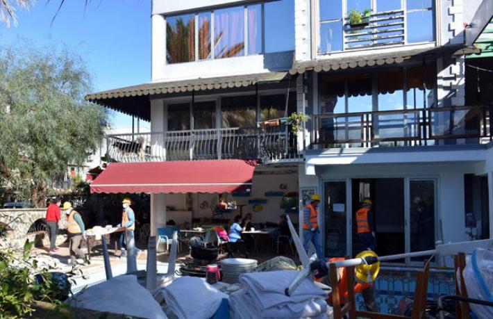 İçerde misafirler de vardı... Oteli yıkım için boşalttılar