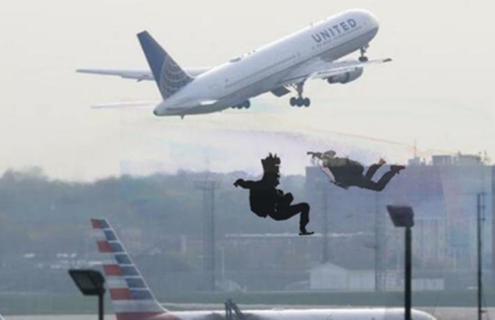 İki yolcu hareket eden uçaktan atladı