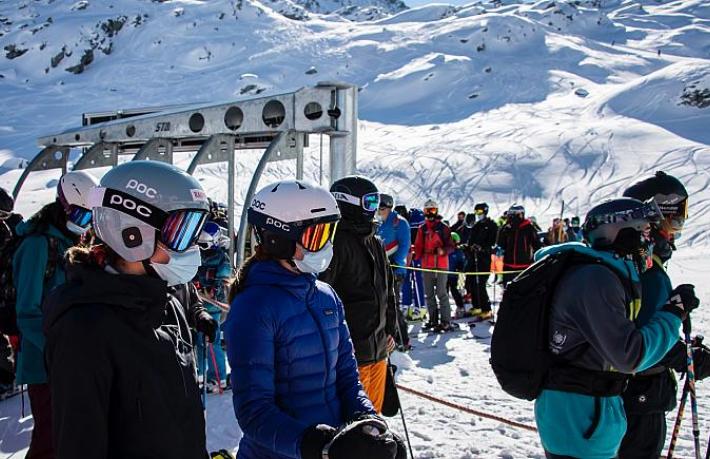 Karantinadaki 200 İngiliz turist otelden kaçtı