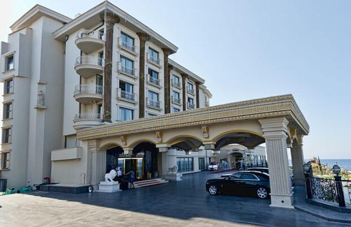 Merit’ten sonra Les Ambassadeur da kapandı