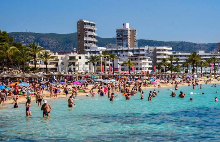 Mayorka Antalya'ya gelen turistlere göz dikti